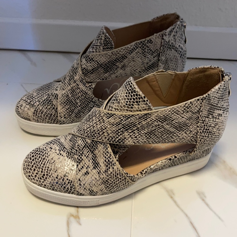 Sumner Snake Side Cut Out Sneaker